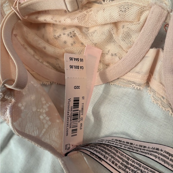 BODY BY VICTORIA
The Fabulous by Victoria’s Secret Full Cup Lace Bra - Picture 4 of 4